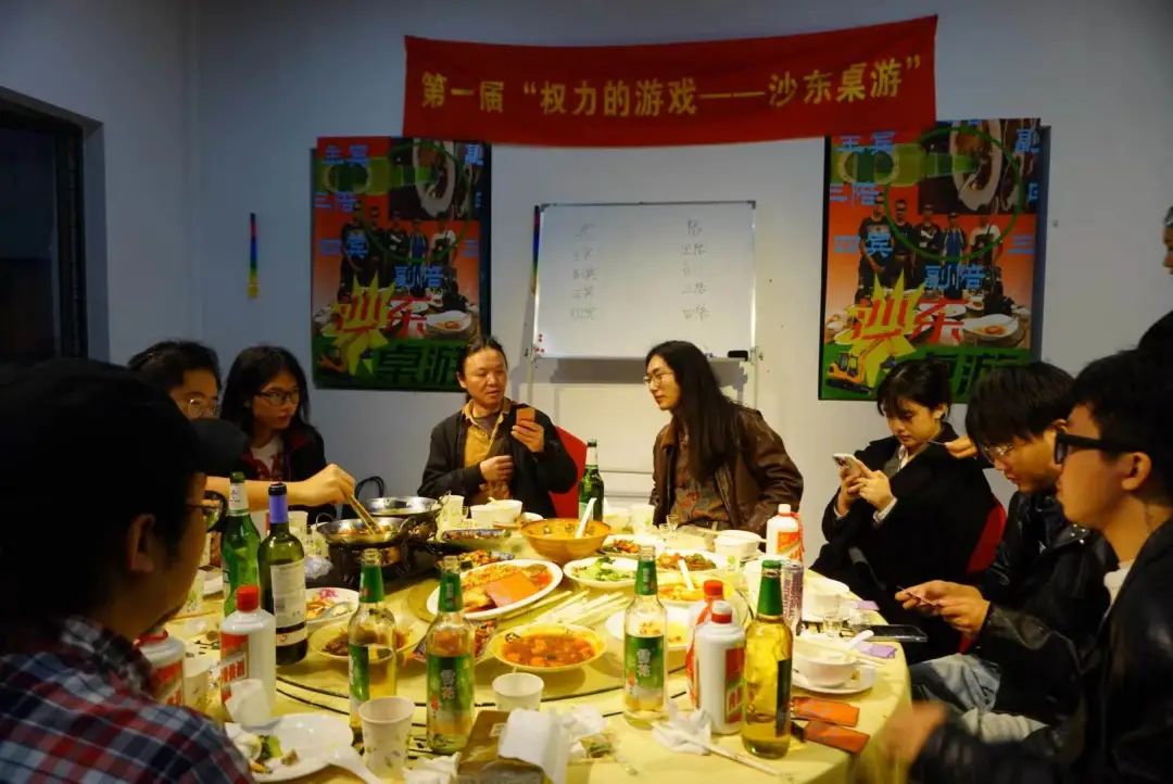 一款「山东酒桌」魔幻现实游戏，让这个00后制作人的微信被加爆了