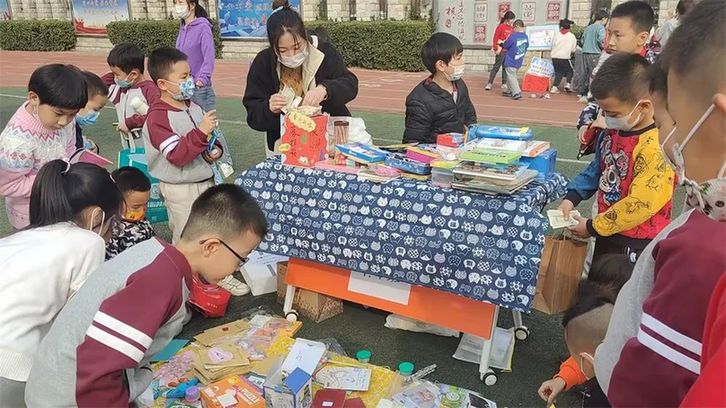 北京市第十八中學(xué)舉行校園愛心義賣活動(dòng)(圖2)