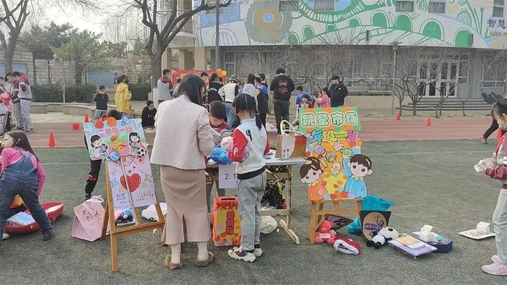 北京市第十八中學(xué)舉行校園愛心義賣活動(dòng)(圖17)