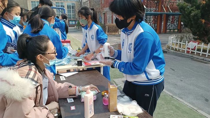 北京市第十八中學(xué)舉行校園愛心義賣活動(dòng)(圖18)