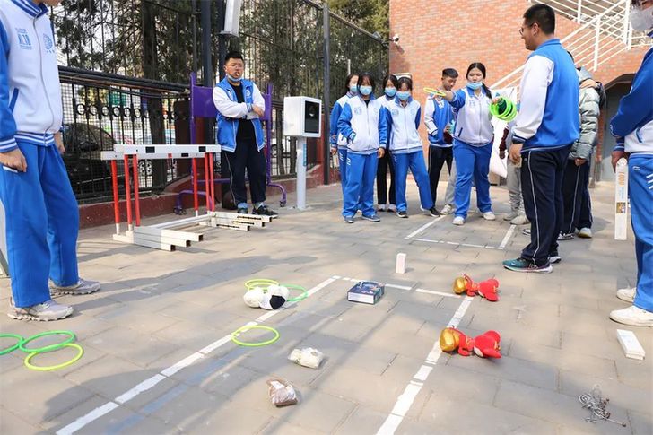 北京市第十八中學(xué)舉行校園愛心義賣活動(dòng)(圖19)