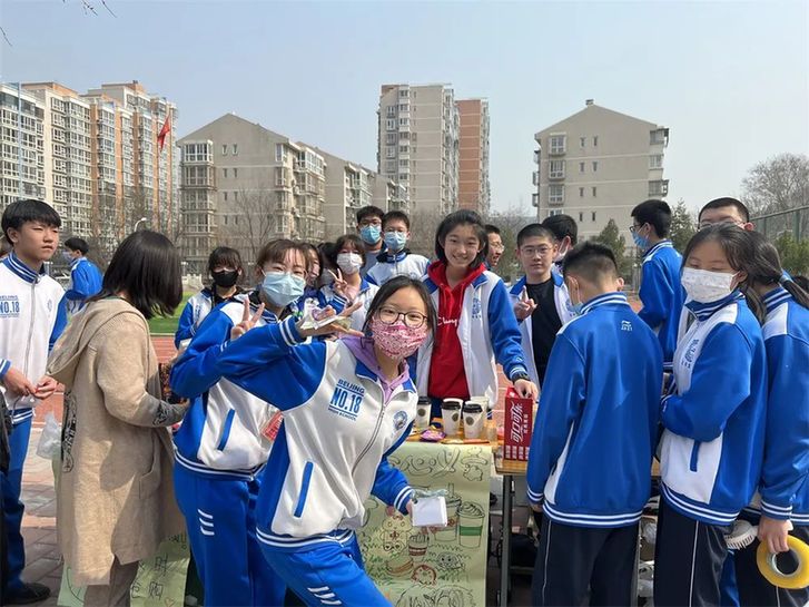 北京市第十八中學舉行校園愛心義賣活動