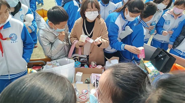 北京市第十八中學(xué)舉行校園愛心義賣活動(dòng)(圖24)