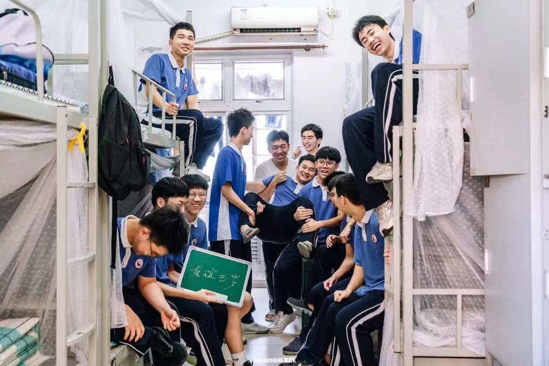 LOOK |“你穿校服的样子真好看”