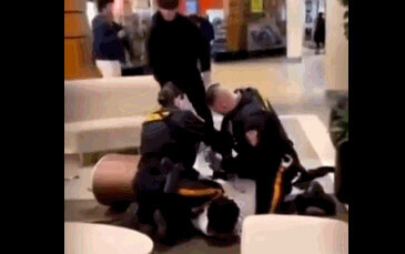 这次，美国警察的招牌“特技”跪在地上，对12岁的女孩子使用了。。。。。。