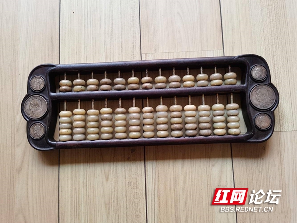 算盘一响 黄金万两！亲戚乔迁新居，我给他送了一个民国时的古算盘