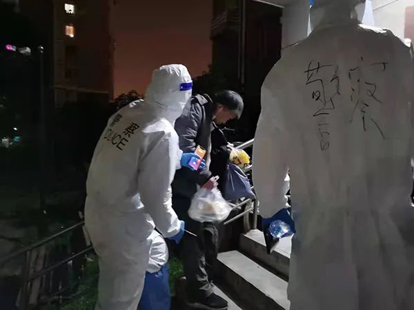 �񾯲ݴ����������Ů�ӣ����Ѻ�������־Ը��