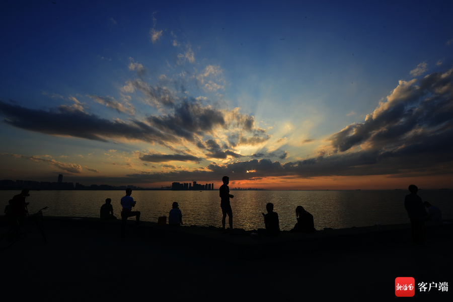 日落海口(原创组图丨海口湾成赏落日景观网红打卡地)