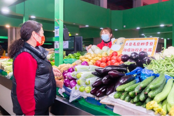 眼前一亮！张家港锦丰镇菜场摆上特色防疫标语