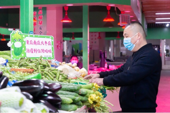 眼前一亮！张家港锦丰镇菜场摆上特色防疫标语