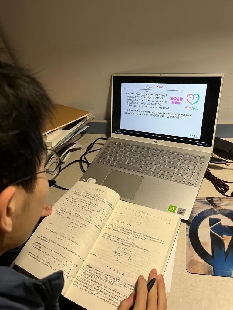 “同学们，上课啦”