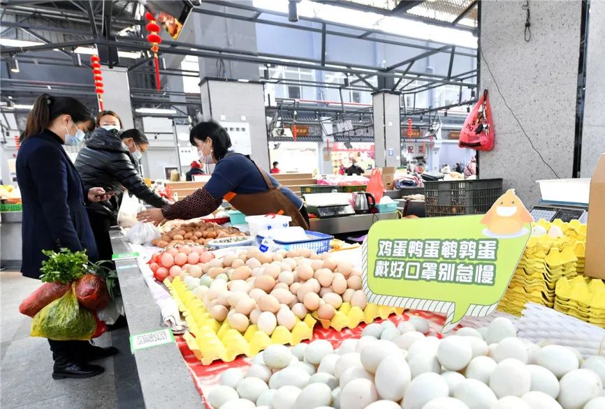 苏州张家港：农贸市场“土味”标语让防疫宣传入脑入心