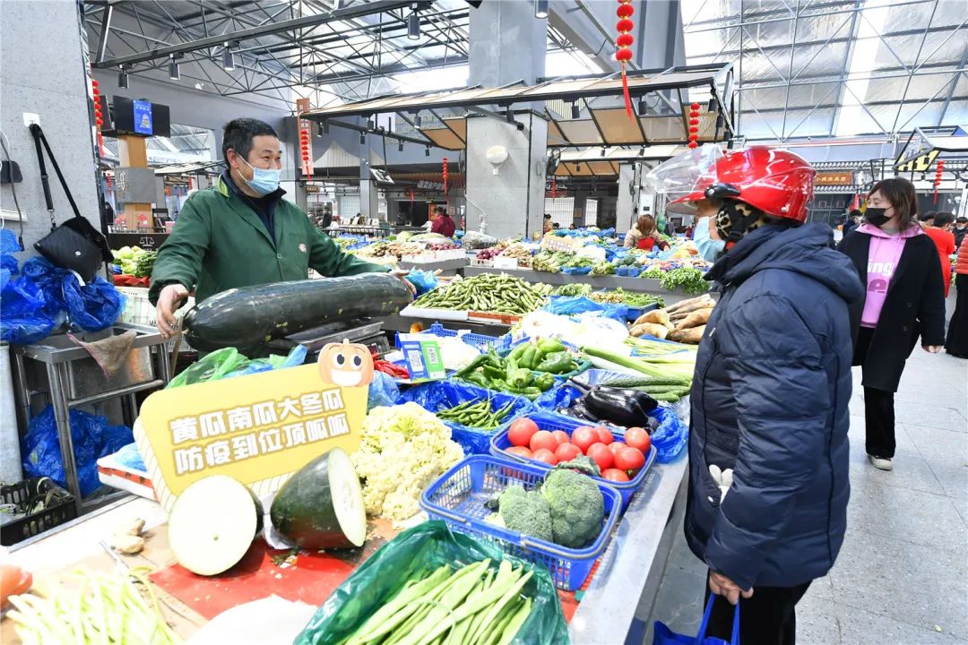 苏州张家港：农贸市场“土味”标语让防疫宣传入脑入心