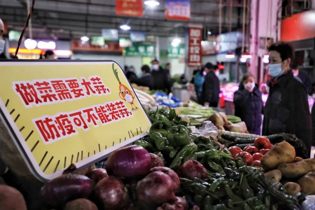 苏州张家港：农贸市场“土味”标语让防疫宣传入脑入心