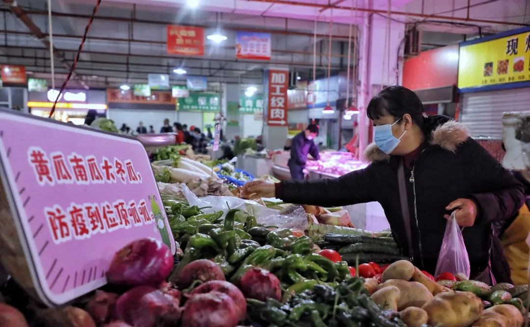 苏州张家港：农贸市场“土味”标语让防疫宣传入脑入心