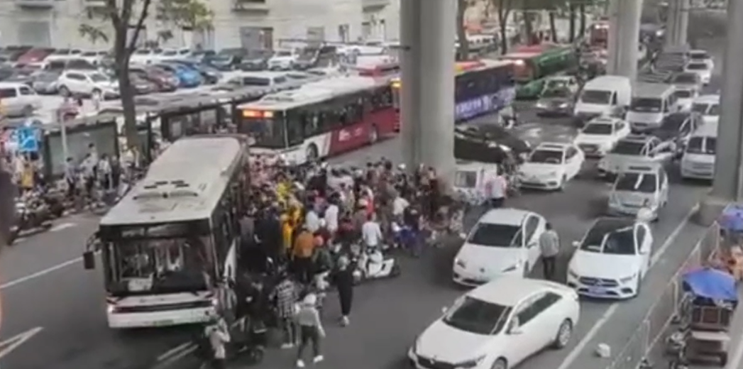 ů��һĻ���綯���˿ͱ�ѹ��ʮ�˺���̧�����������ݽ����¾�