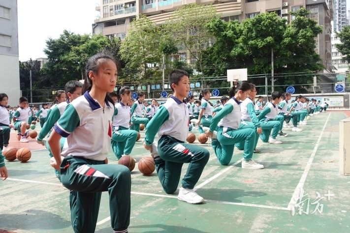 广州蒋光鼐纪念小学鼓励校内“人人会打篮球”(图1)