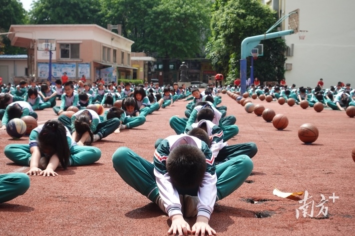 广州蒋光鼐纪念小学鼓励校内“人人会打篮球”(图2)