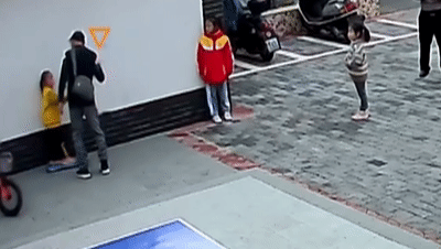 公共场所对5岁女童甩巴掌、拖拽还让其下跪，这个男人一审判了