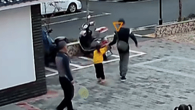 公共场所对5岁女童甩巴掌、拖拽还让其下跪，这个男人一审判了