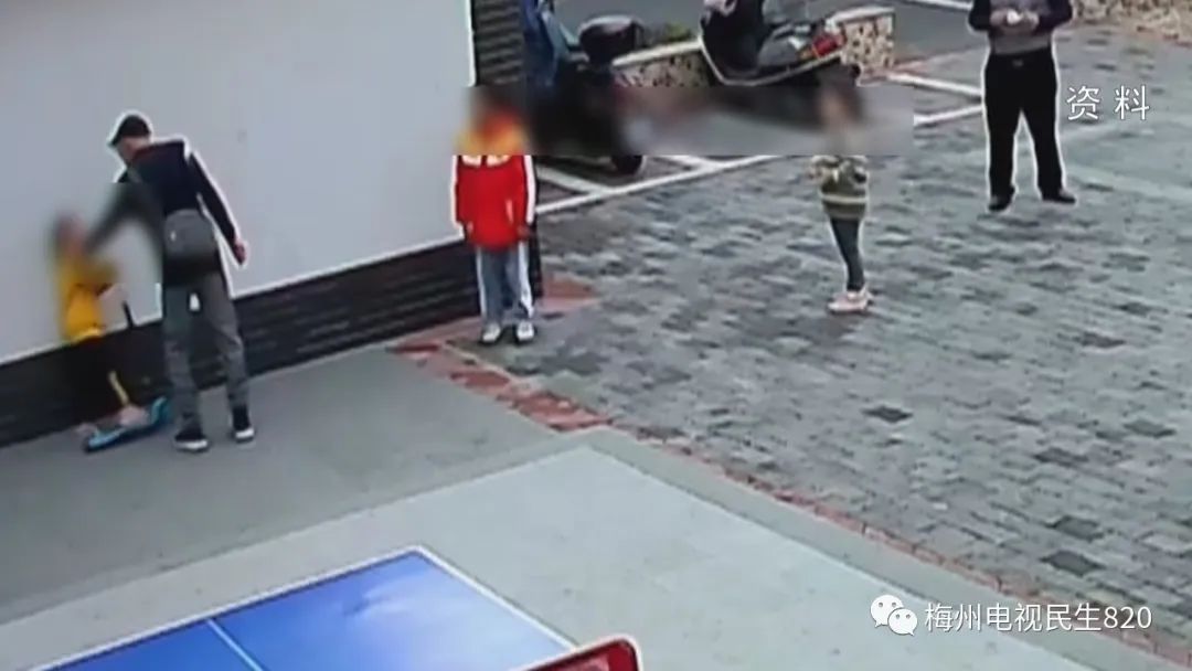 公共场所对5岁女童甩巴掌、拖拽还让其下跪，这个男人一审判了