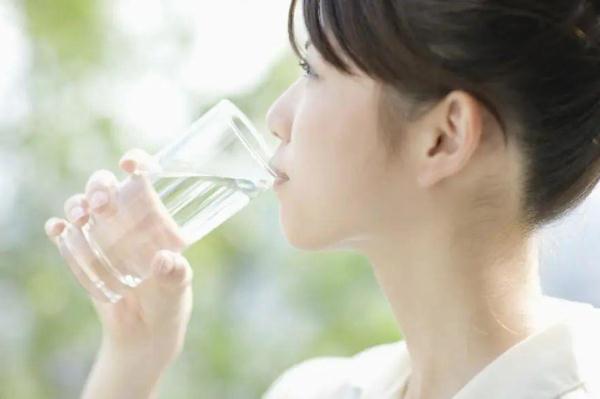 一个人一天需要喝多少水(每天要喝多少水？喝什么水最健康？这些你要知道)