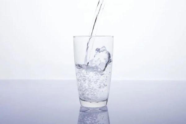 一个人一天需要喝多少水(每天要喝多少水？喝什么水最健康？这些你要知道)