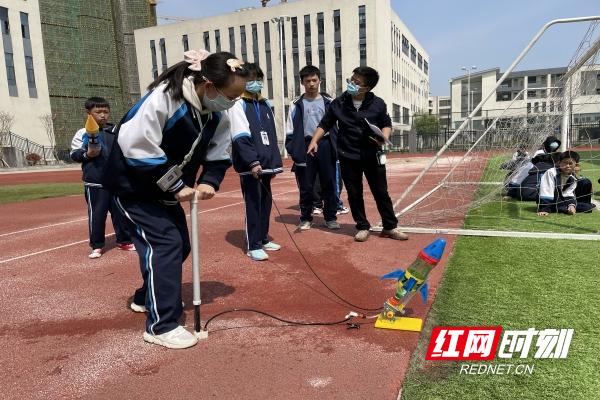 天元区隆兴中学举办校园科技节系列活动(图3)