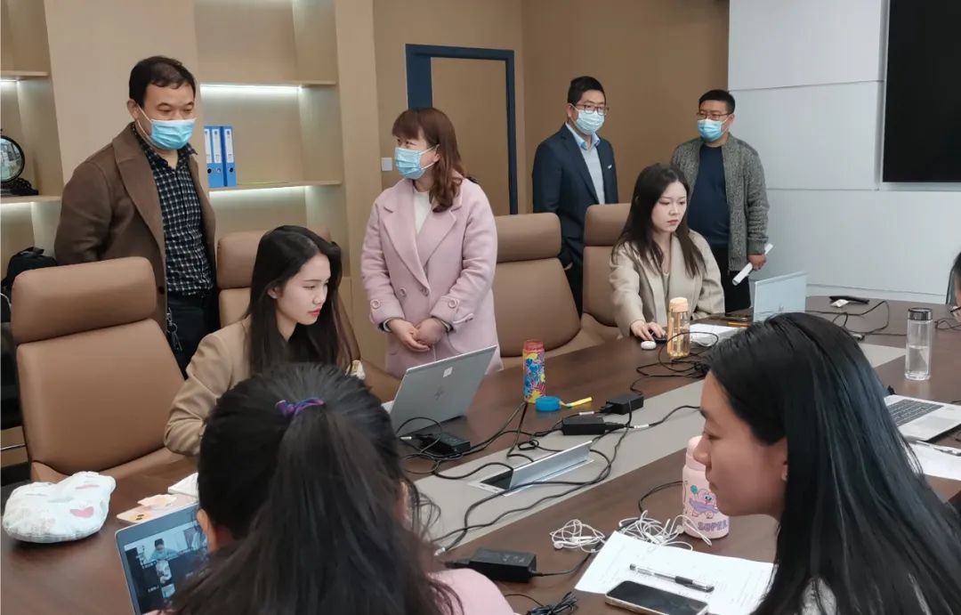 “各位老师好！很高兴能够通过初试进入复试环节！”