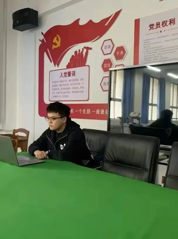 “各位老师好！很高兴能够通过初试进入复试环节！”