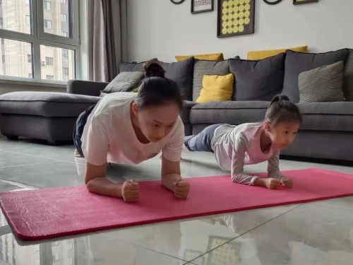 沈陽市實驗學(xué)校旭東小學(xué)居家體育鍛煉掠影(圖6) 沈陽市實驗學(xué)校旭東小學(xué)居家體育鍛煉掠影(圖6)