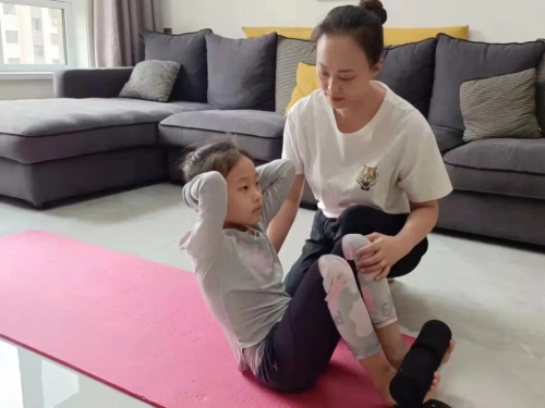 沈陽市實驗學(xué)校旭東小學(xué)居家體育鍛煉掠影(圖8) 沈陽市實驗學(xué)校旭東小學(xué)居家體育鍛煉掠影(圖8)