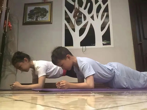 沈陽市實驗學(xué)校旭東小學(xué)居家體育鍛煉掠影(圖21) 沈陽市實驗學(xué)校旭東小學(xué)居家體育鍛煉掠影(圖21)