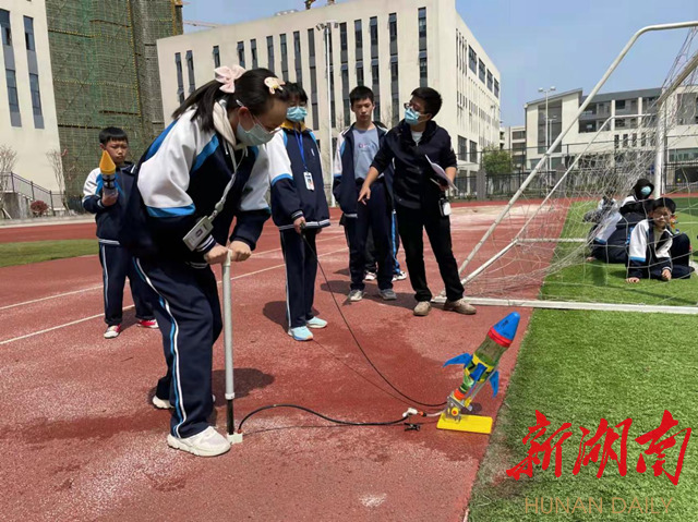 株洲市隆興中學(xué)舉辦校園科技節(jié)系列活動(dòng)(圖1) 株洲市隆興中學(xué)舉辦校園科技節(jié)系列活動(dòng)(圖1)