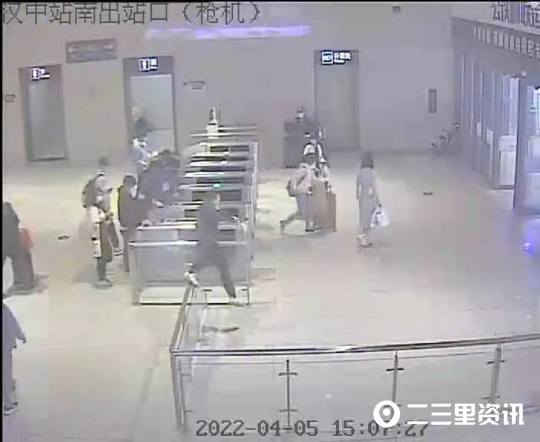 漢中一男子醉酒后，鬧完車站又鬧派出所……
