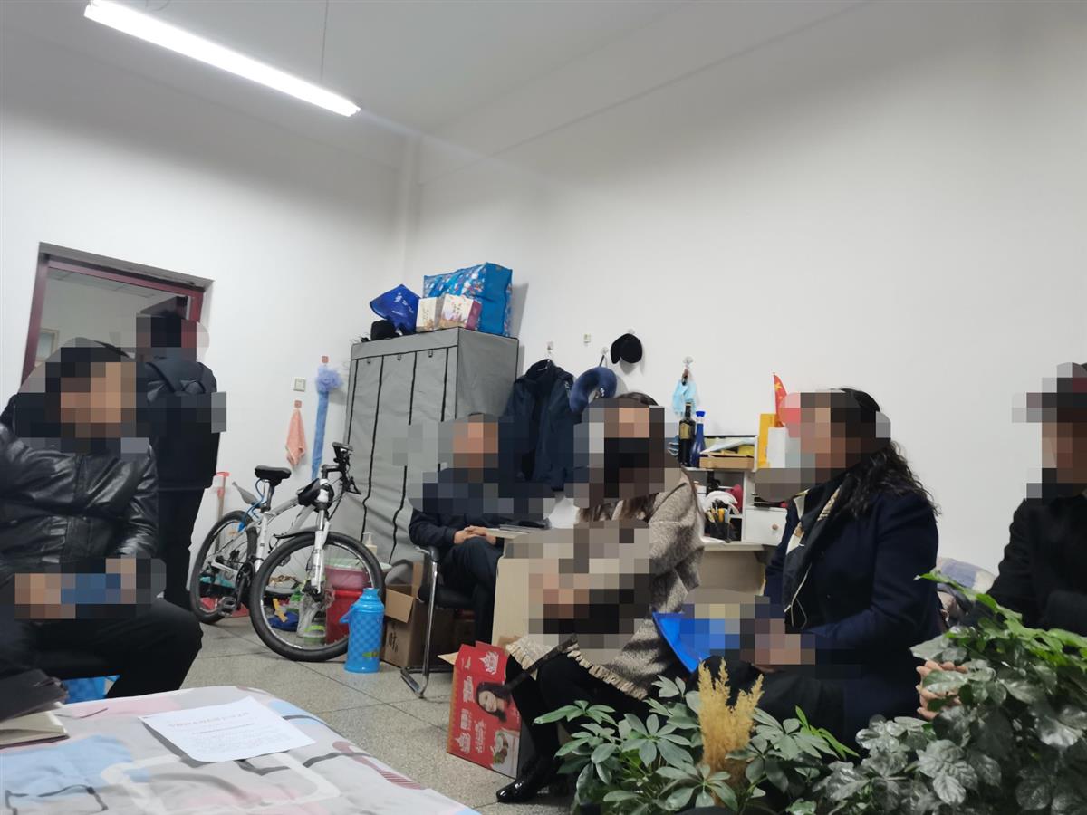 甘肃小伙打听年终奖被公司解聘，律师：不能滥用薪酬保密制度