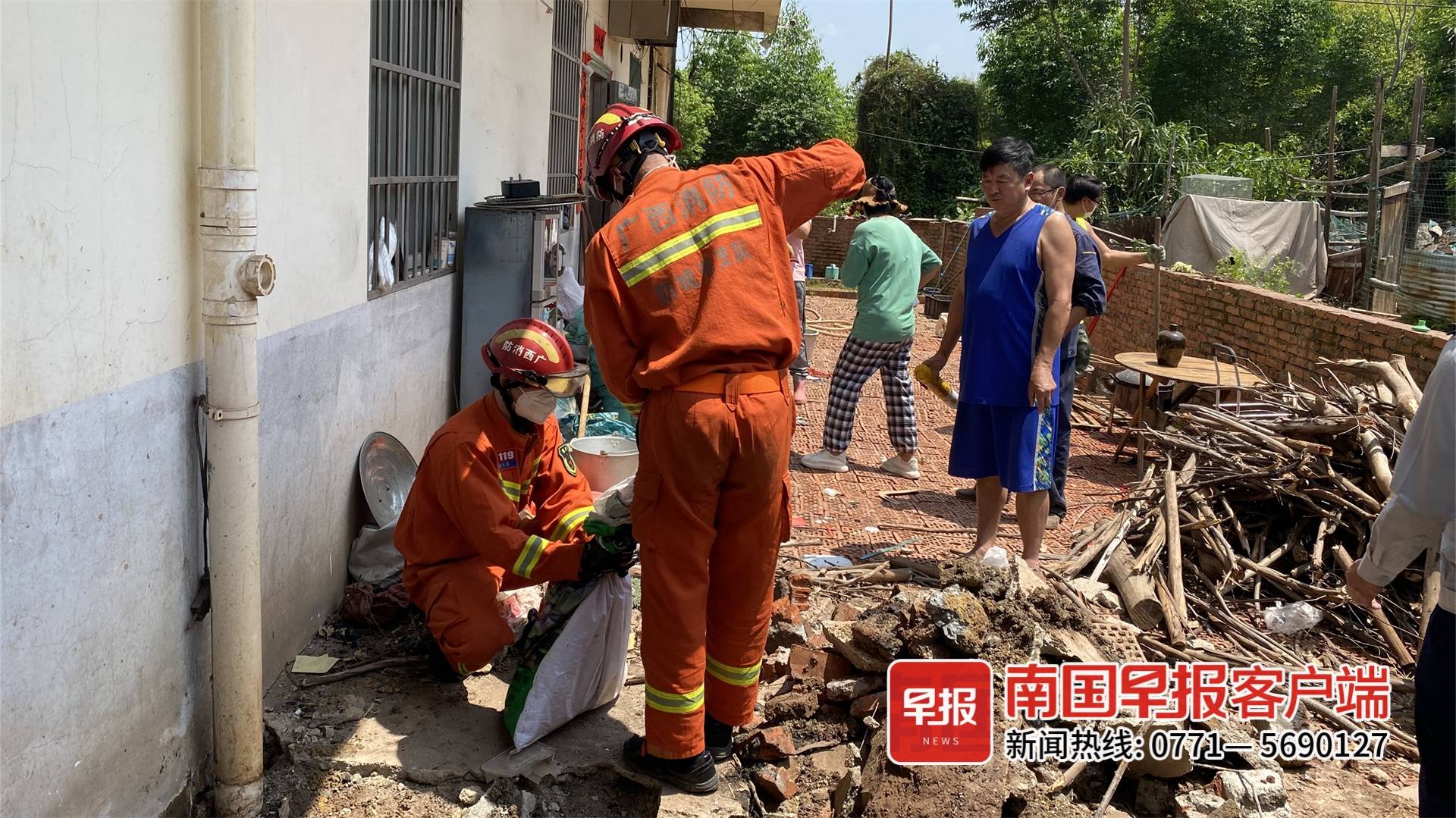 吓人！眼镜蛇钻进东兴一村民家下水道，消防员到场捕获