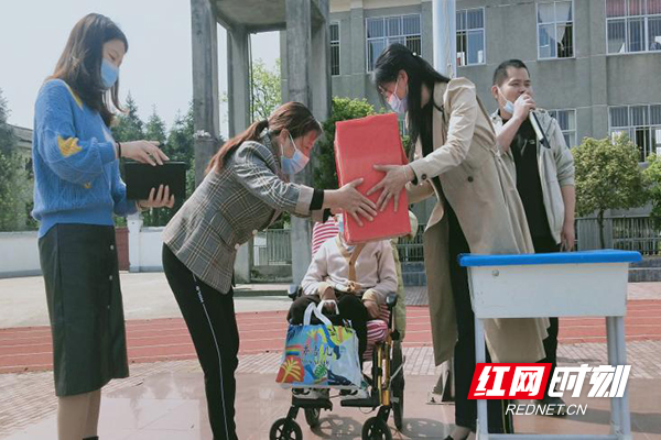 淥口區(qū)漂沙井中學(xué)開展愛心捐款活動(圖1)