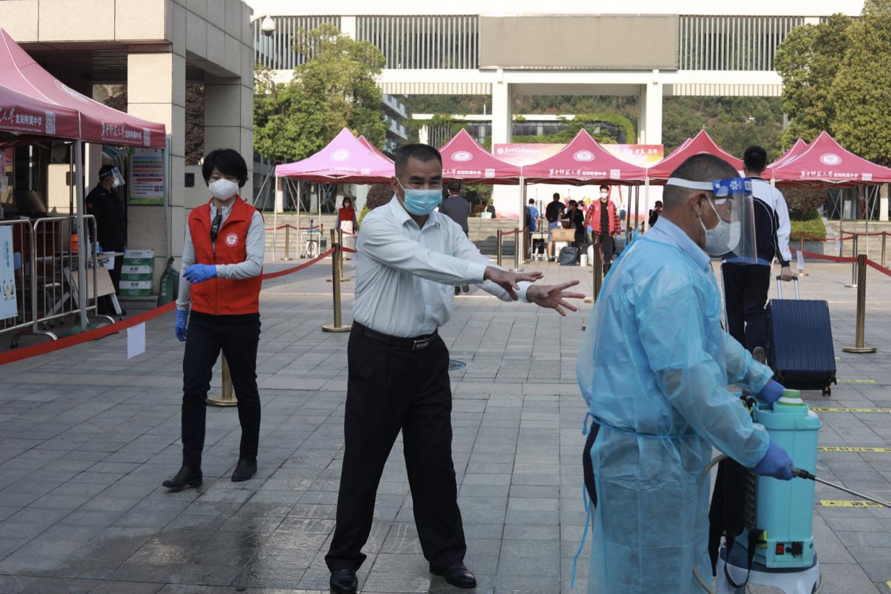 華中師范大學(xué)龍崗附屬中學(xué)“同學(xué)們歡迎回家！”(圖1)