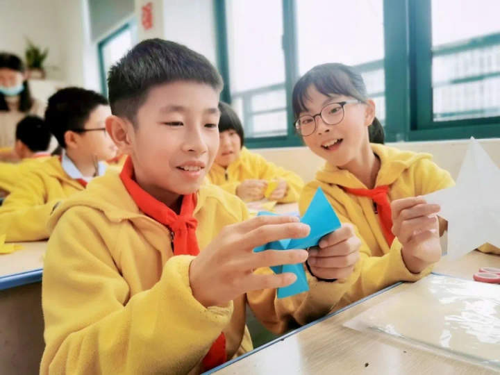 萧山区湖滨小学的孩子们感受了非遗剪纸的魅力(图5)