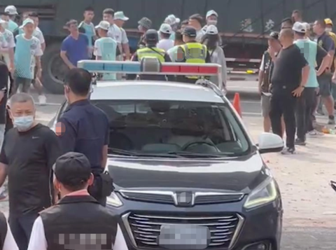 大乱斗！台湾数百人庙前打群架 有人偷开警车冲进人群