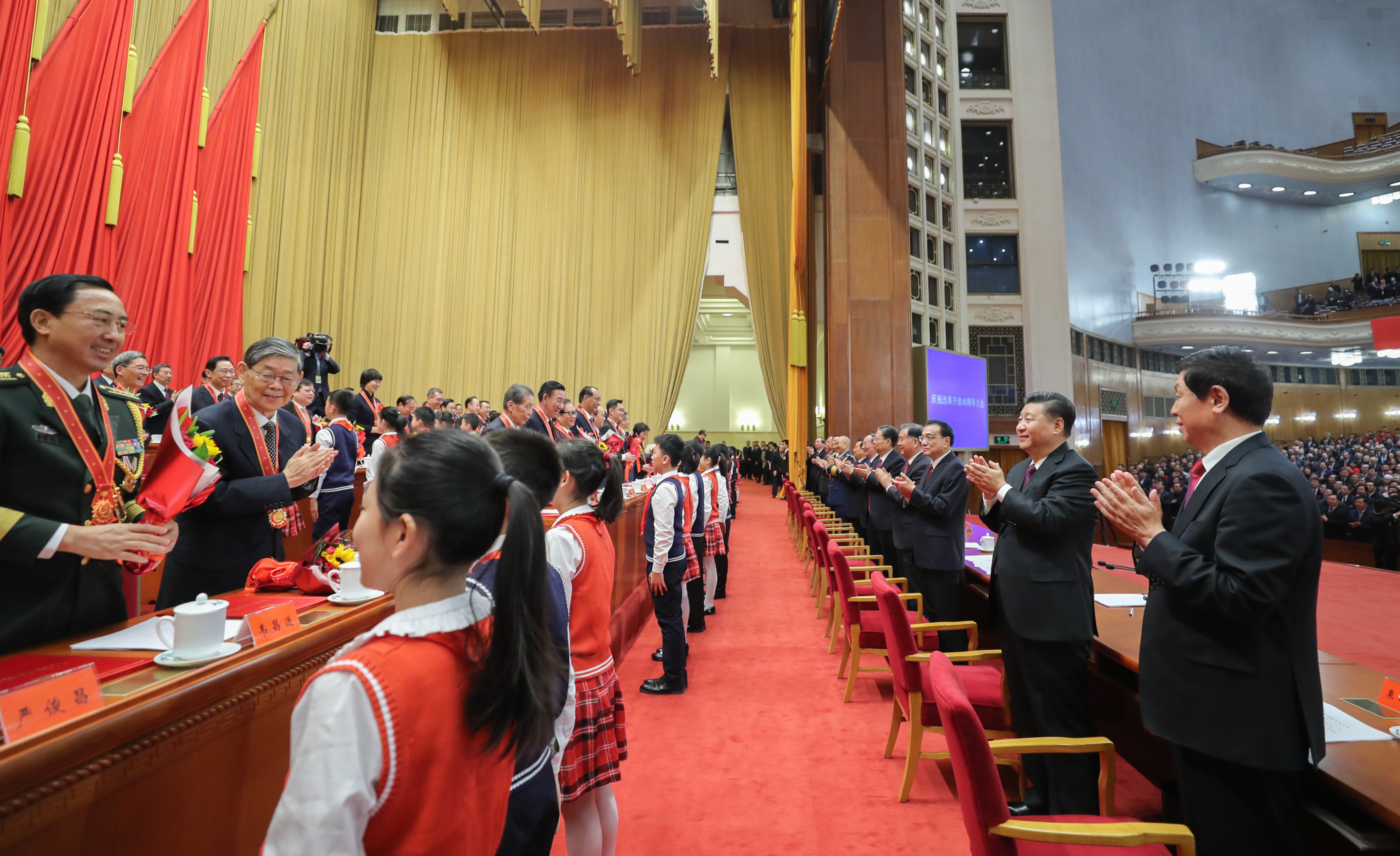 从20个故事中感受习近平的人民情怀