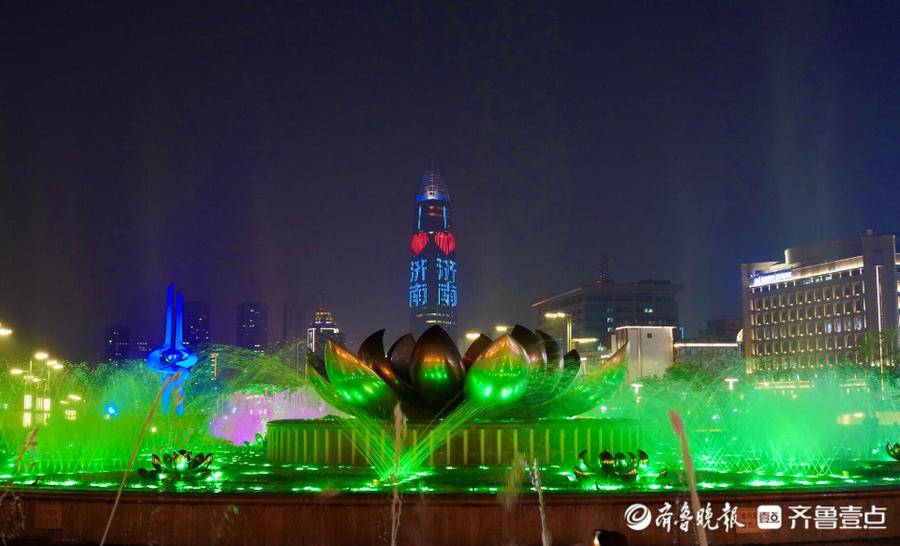泉城广场喷泉蔚为壮观，寓意“泉育荷”