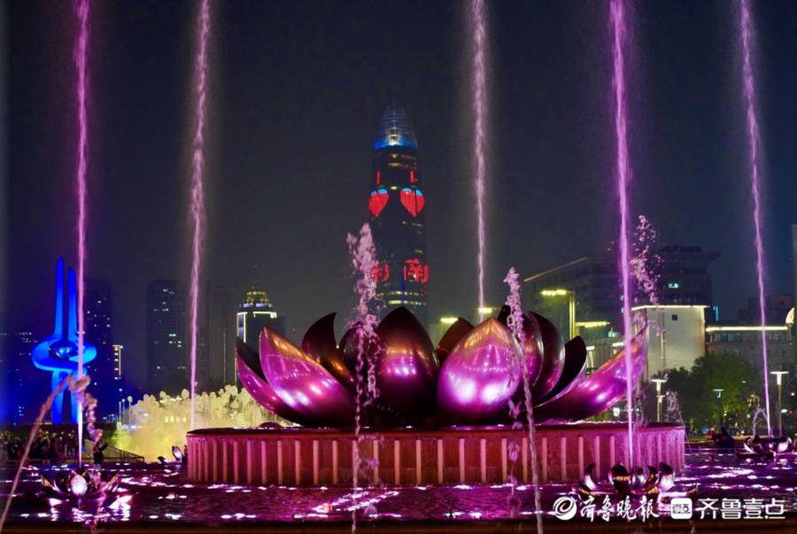 泉城广场喷泉蔚为壮观，寓意“泉育荷”