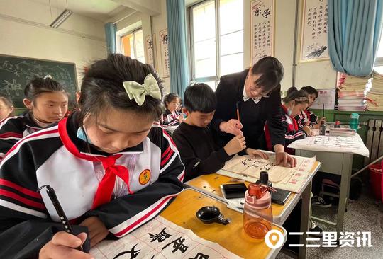 延安育才红军小学让枯燥的书法课堂生动起来(图3)