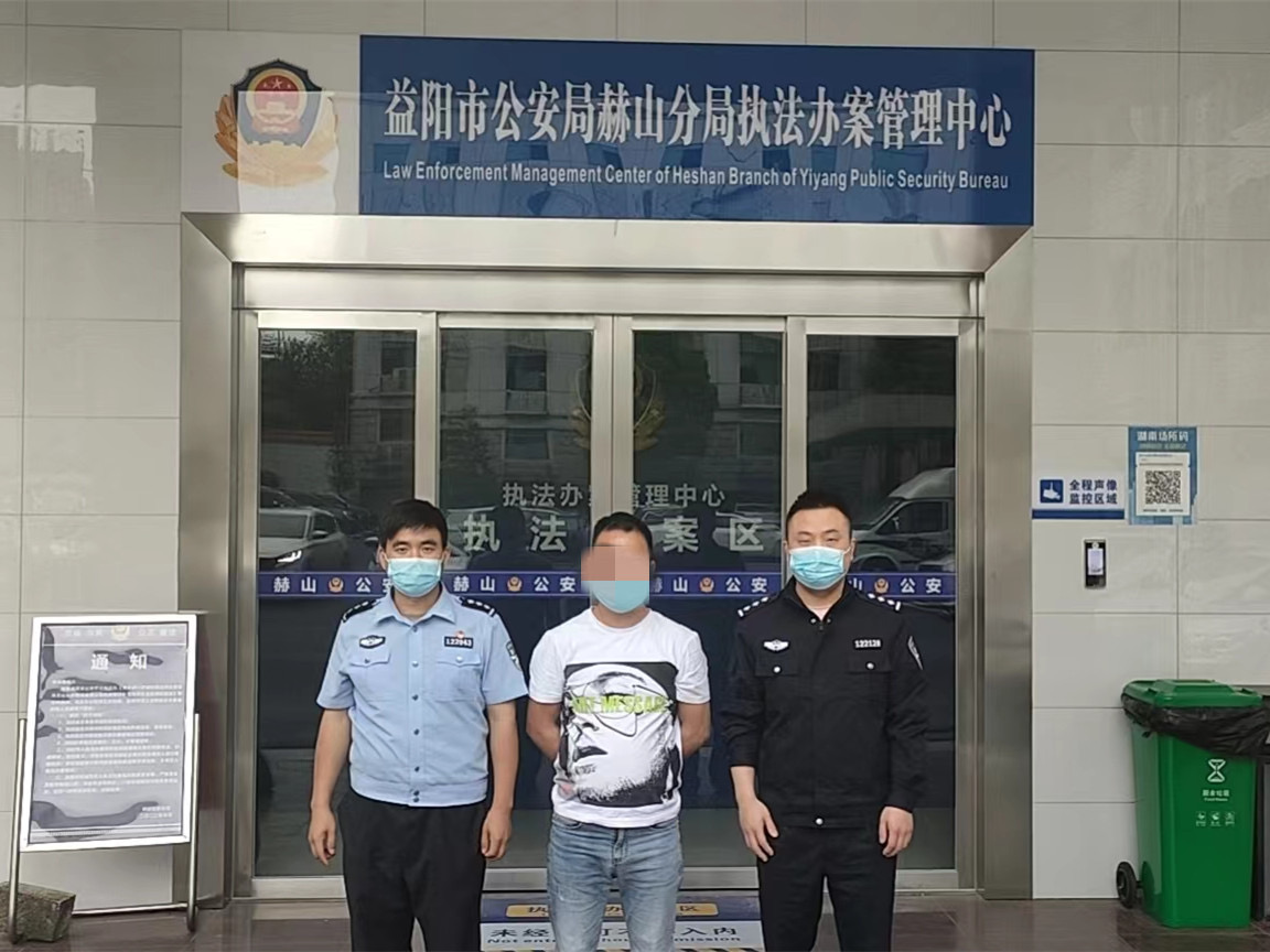 顾客买部手机，刚付完款商家收款码被冻结！立即报警……