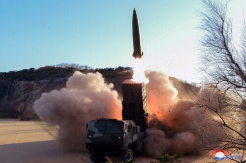 朝鲜宣布试射新型战术制导武器，金正恩现场观摩