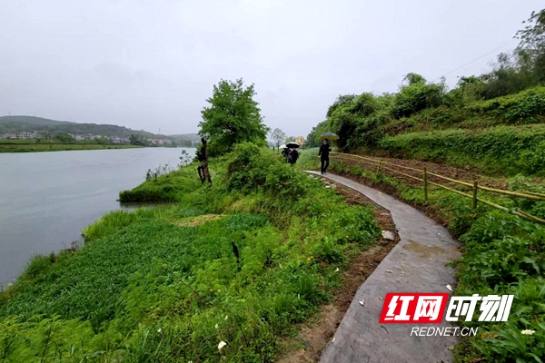 洞口縣石江鎮(zhèn)中心學(xué)校為雙河村群眾鋪就安全路(圖1) 洞口縣石江鎮(zhèn)中心學(xué)校為雙河村群眾鋪就安全路(圖1)