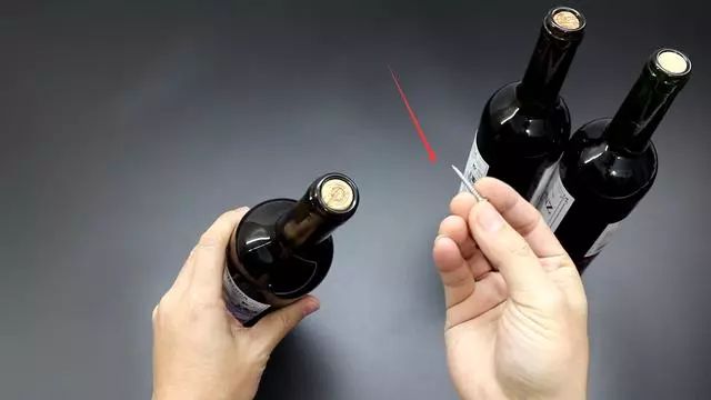 开红酒这么简单，两个回形针就搞定，不需要开瓶器，方法实用