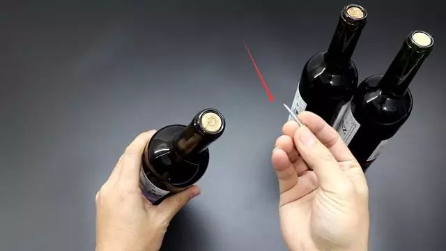 開紅酒這么簡單，兩個回形針就搞定，不需要開瓶器，方法實用